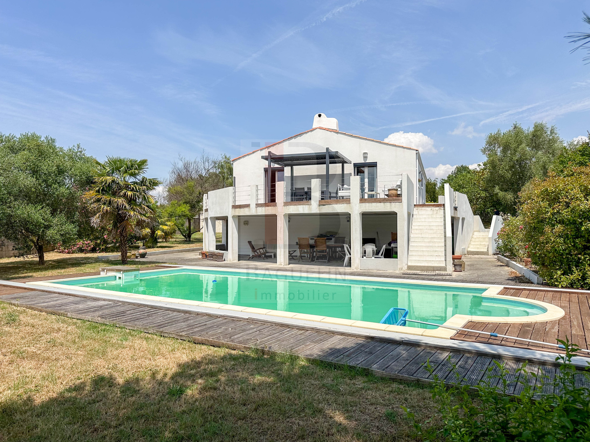 Maison 4 ch avec piscine, garage et grand terrain